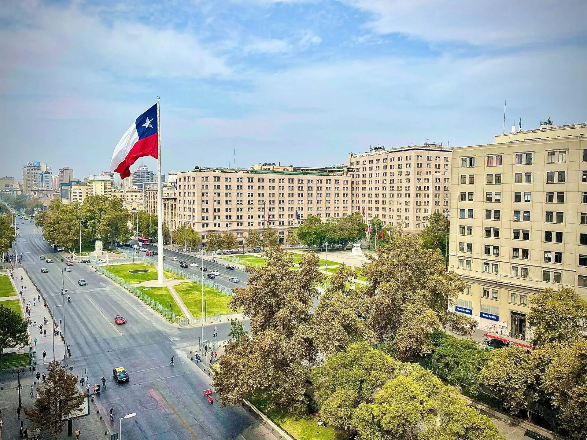 Bandera de Chile en un entorno institucional