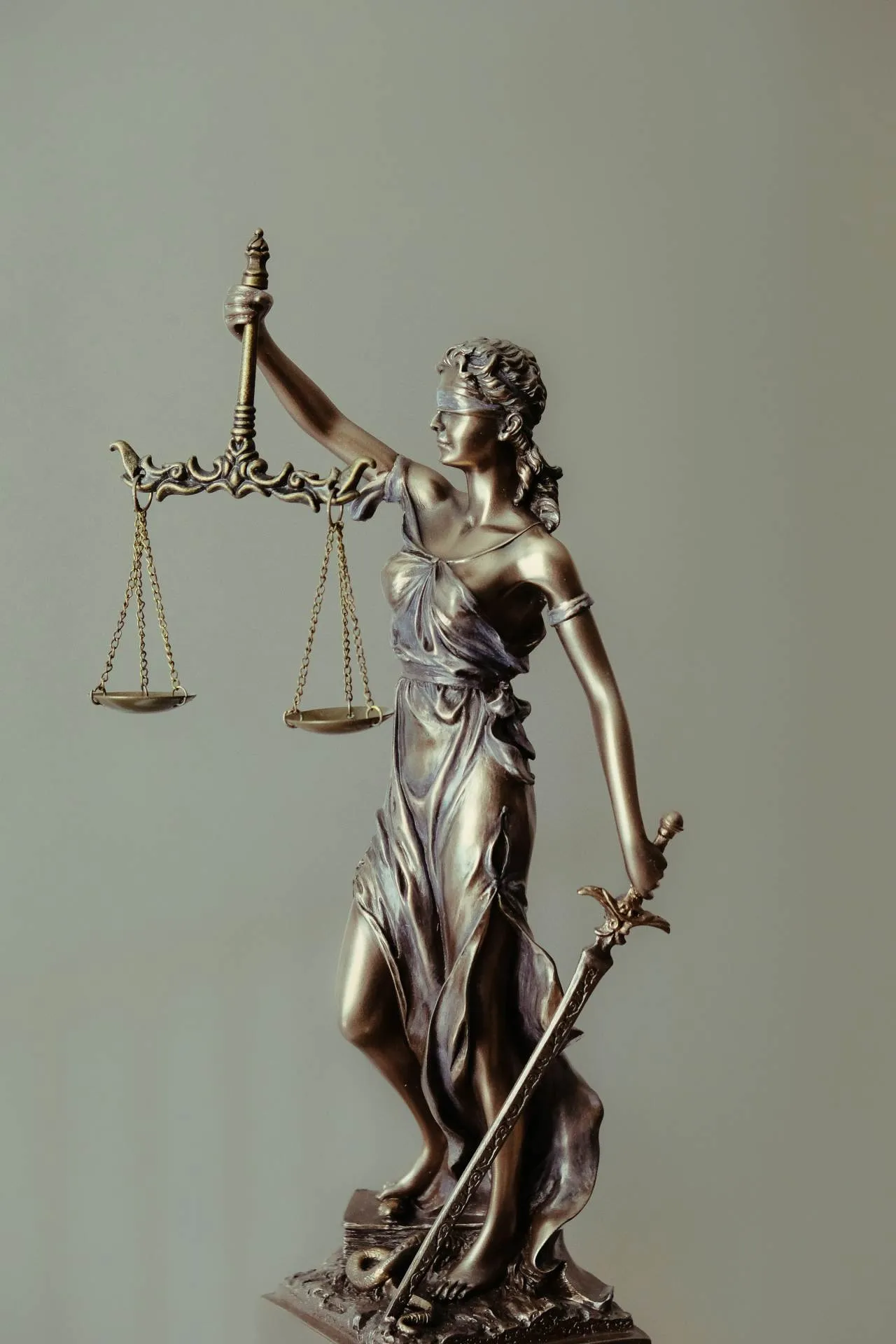Figura de la justicia con balanza y espada