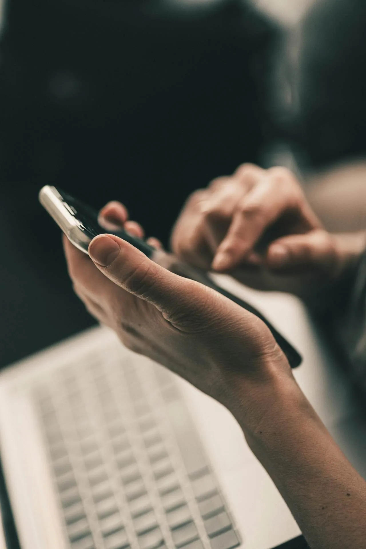 Persona utilizando un teléfono móvil