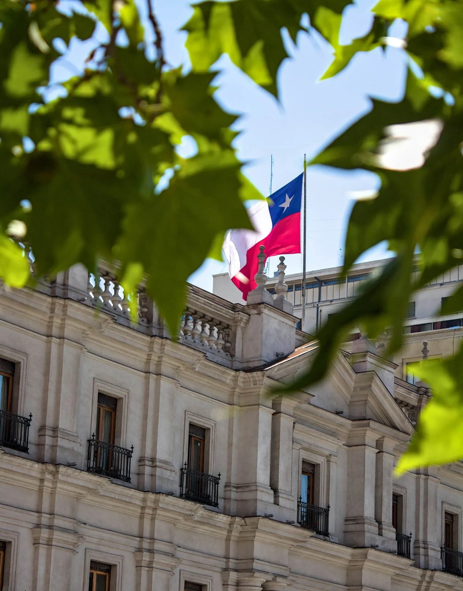 Edificio institucional chileno con una bandera de Chile